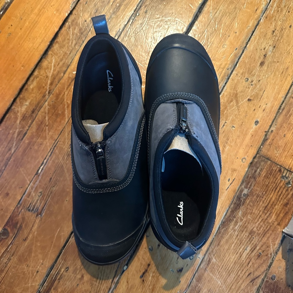 Clarks Black and Gray Boots Sleek Leather Design